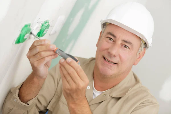 Eletricista Instalando Interruptores Tomadas — Fotografia de Stock