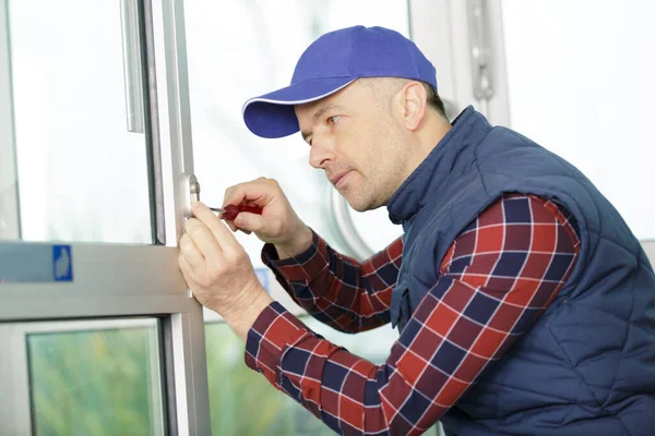 Hantverkare Reparerar Ett Fönster — Stockfoto