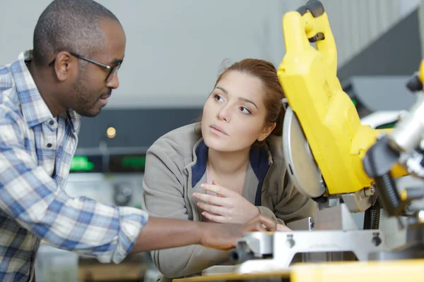 Aprendiz Femenina Aprendiendo Usar Una Sierra Circular —  Fotos de Stock