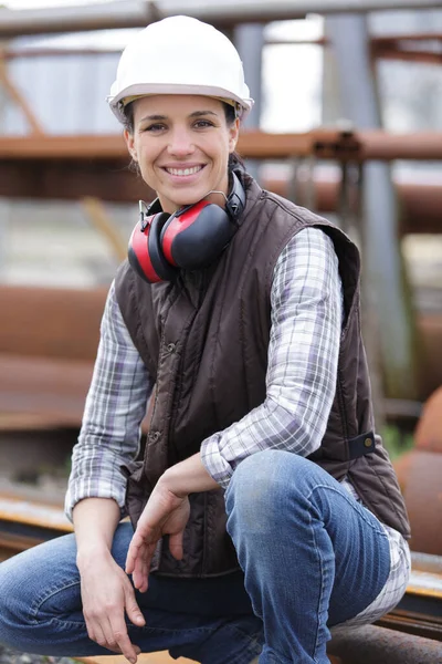 Arquiteto Feminino Alegre Sorrindo Para Câmera — Fotografia de Stock