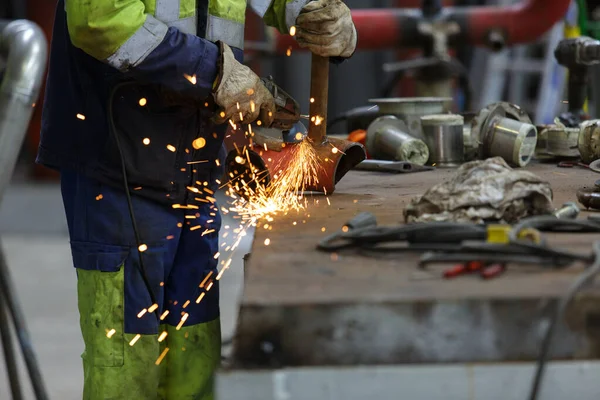 Handwerker Sägt Metall Funkelt Rund Werkstatt — Stockfoto