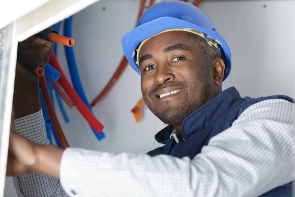 Glad Elektriker Arbetar Med Kabel — Stockfoto