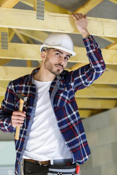 Mann Baut Auf Einem Holzrahmenhaus — Stockfoto