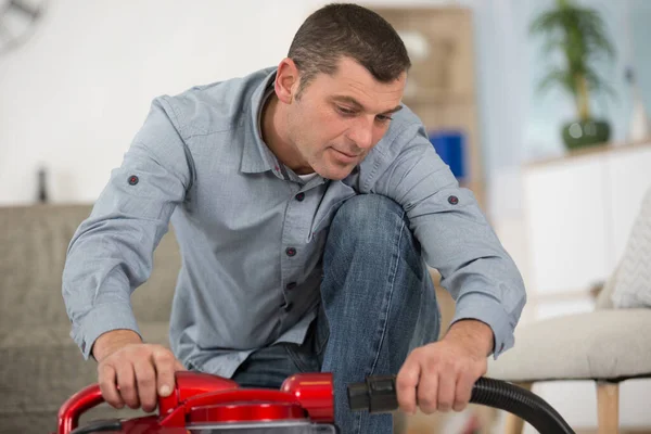 Hombre Que Ensambla Manguera Una Aspiradora — Foto de Stock