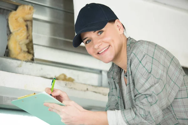 Gelukkig Vrouw Staan Een Ladder Met Potlood — Stockfoto