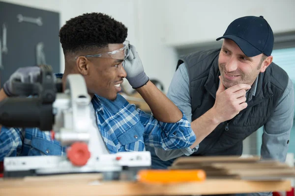 Foreman Talking Apprentice Using Circular Saw — Stock Photo, Image