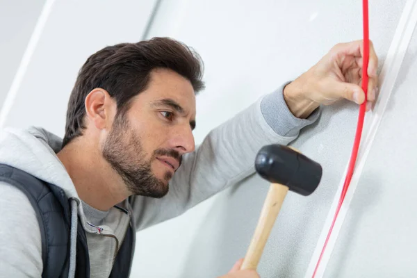 Hombre Trabajador Construcción Con Martillo — Foto de Stock