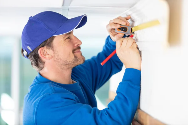 Man Het Installeren Van Basis Reparatiewerken Binnen — Stockfoto