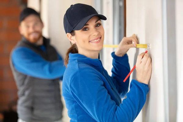 Männliche Bauarbeiter Arbeiten Drinnen Auf Baustelle — Stockfoto