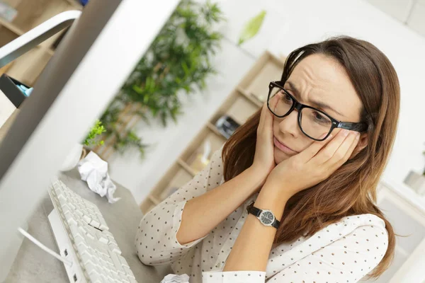 Stresszes Üzletasszony Irodában — Stock Fotó