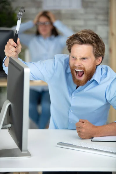 Wütender Männlicher Büroangestellter Der Einen Hammer Über Seinen Computer Schwingt — Stockfoto