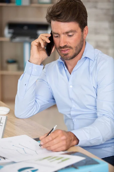 Adamı Akıllı Telefondan Konuşuyor Ofiste Çalışıyor — Stok fotoğraf