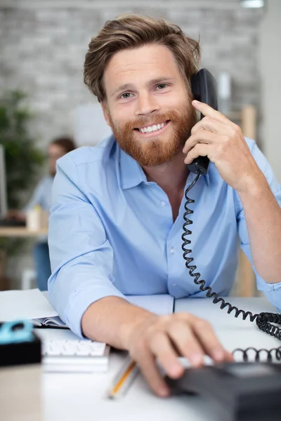 Ευτυχισμένος Επιχειρηματίας Στο Γραφείο Του Μιλώντας Στο Τηλέφωνο — Φωτογραφία Αρχείου