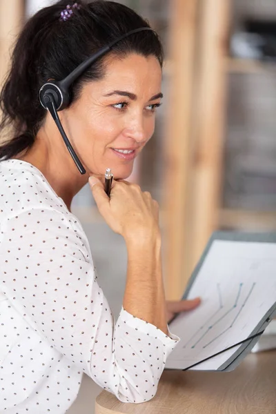 Technische Ondersteuning Van Vrouwelijke Agent Werkzaam Kantoor — Stockfoto