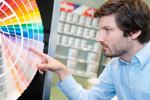 Άνθρωπος Που Δείχνει Χρώμα Στο Φάσμα Γραφημάτων Χρωμάτων — Φωτογραφία Αρχείου