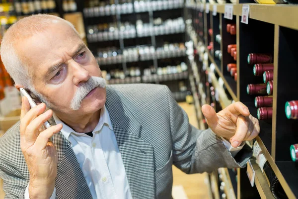 Uomo Che Analizza Contrabbando Vino Rosso Supermercato — Foto Stock