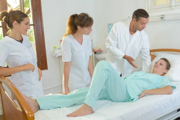 Ein Physiotherapeut Mit Patient — Stockfoto