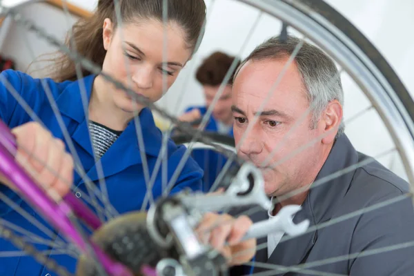 Mechanikerin Repariert Fahrrad — Stockfoto