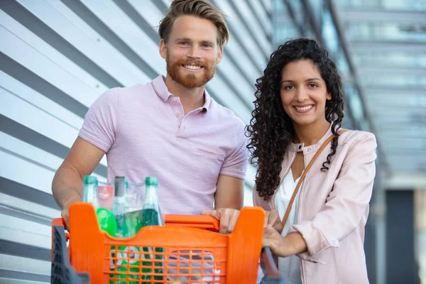 Coppia Con Carrello Della Spesa Fuori Dal Supermercato — Foto Stock