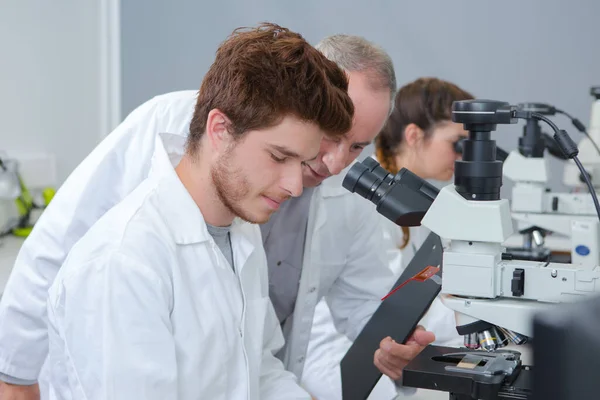 Mladý Výzkumný Pracovník Mužského Pohlaví Dívá Přes Mikroskop — Stock fotografie