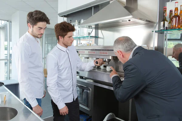 Apprendisti Baristi Apprendere Mestiere — Foto Stock