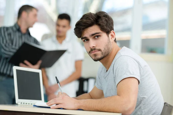 Portret Jonge Mannelijke Student Zat Met Behulp Van Laptop — Stockfoto