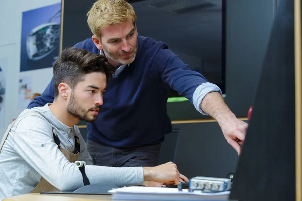 Tutor Hilft Technikstudent Beim Umgang Mit Dem Computer — Stockfoto