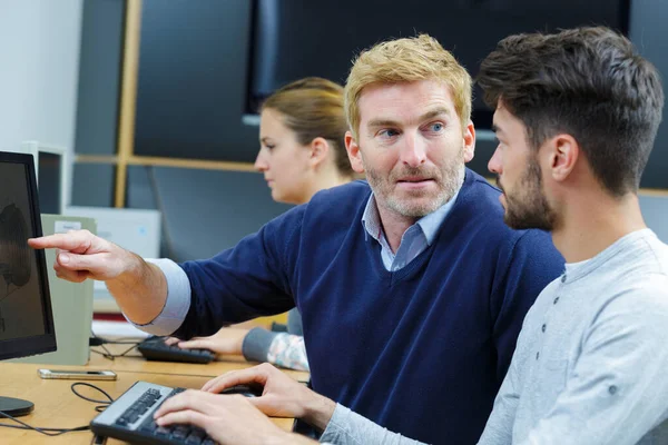 Profesor Ayudando Estudiante Clase Informática — Foto de Stock