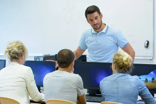 Grupp Ungdomar Handelshögskola — Stockfoto