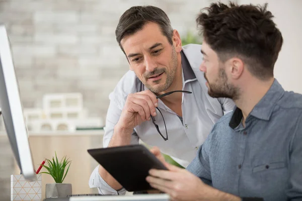 Geschäftsmann Erklärt Kollegen Neue Geschäftsideen — Stockfoto