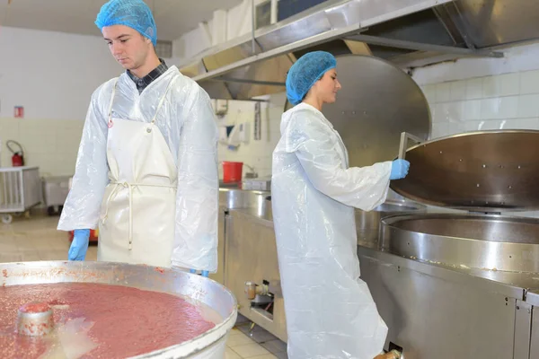 Donna Uomo Che Tagliano Legno Con Smerigliatrice Durante Suo Apprendistato — Foto Stock