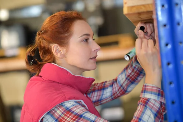 Trabalhador Armazenamento Que Marca Recipiente — Fotografia de Stock