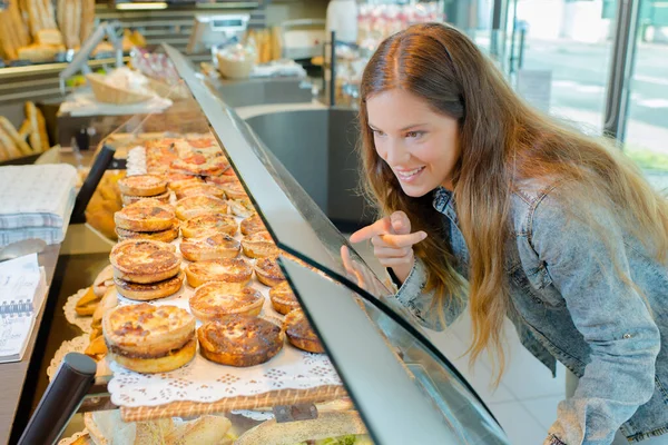 Meisje Kiezen Van Een Taart Een Winkel — Stockfoto