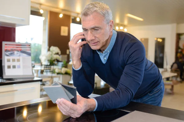 Uomo Chiamando Moglie Scegliere Piastrelle Ceramica Bagno — Foto Stock