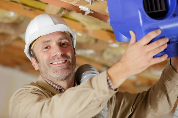 Hvac Technicus Klaar Voor Installatie Ventilatiesysteem Huis — Stockfoto