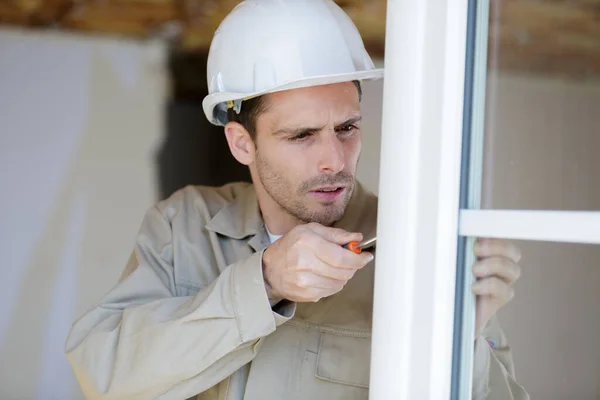 Jeune Ouvrier Construction Installant Une Fenêtre — Photo