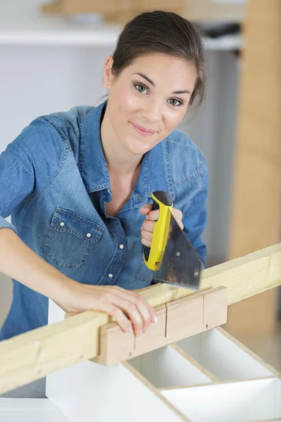 Jovem Mulher Cortando Uma Tábua Madeira Casa — Fotografia de Stock