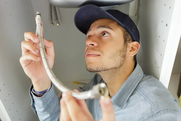 Young Male Plumber Fitting Flexible Pipe Sink — Stock Photo, Image