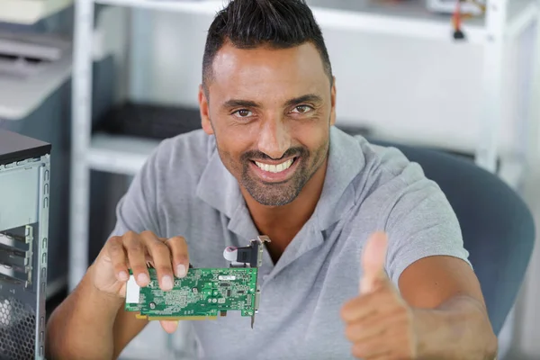 Glücklich Lächelnder Reparateur Zeigt Daumen Hoch — Stockfoto