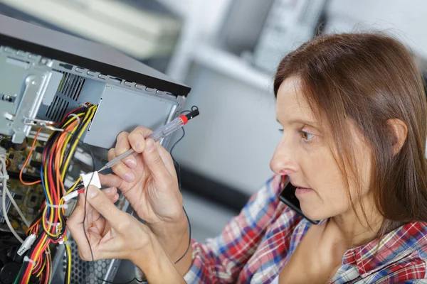 Kobieta Używa Śrubokręta Naprawy Komputera — Zdjęcie stockowe