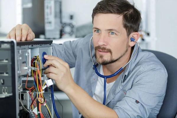 Profesjonalny Mechanik Naprawiający Komputer Warsztacie — Zdjęcie stockowe