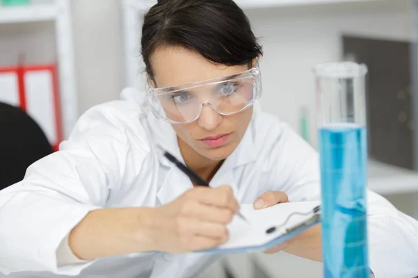 Medico Che Tiene Una Fiaschetta Con Liquido Blu — Foto Stock