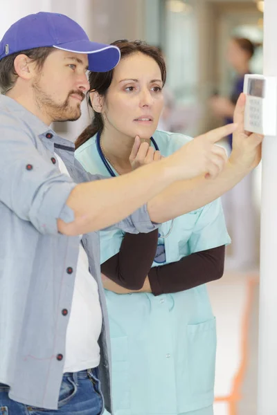 Krankenschwester Gespräch Mit Männlichem Techniker — Stockfoto