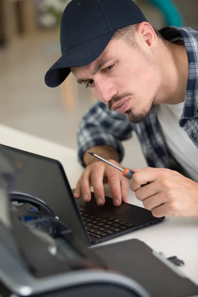 Male Worker Holds Screwdriver Fixing Printer — Stock Photo, Image