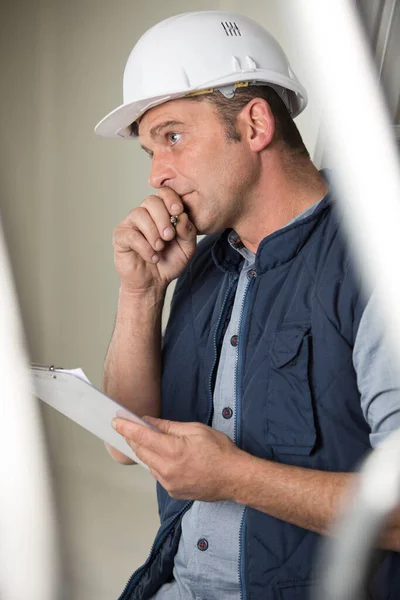 Mannelijke Bouwer Met Klembord Diepe Contemplatie — Stockfoto