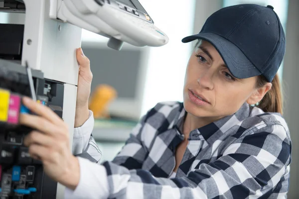 Technicien Inspectant Encre Dans Photocopieur Industriel — Photo