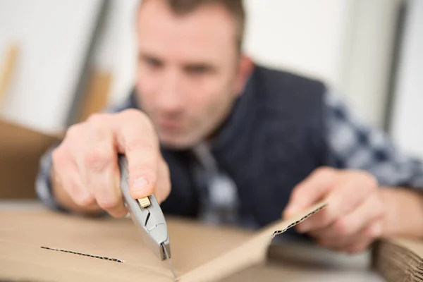 Trabalhador Corte Papelão Com Uma Faca Artesanato — Fotografia de Stock