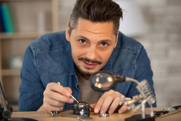 Porträtt Man Som Reparerar Ett Armbandsur — Stockfoto