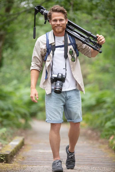 カメラと三脚を備えた自然主義者の写真家は — ストック写真