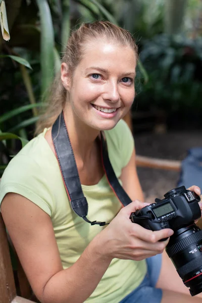 Una Giovane Donna Fotografo Ritratto — Foto Stock